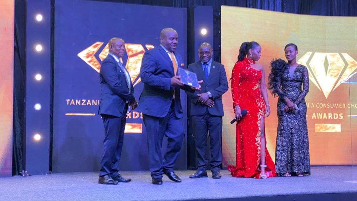 Tanzania SGA members receiving an award